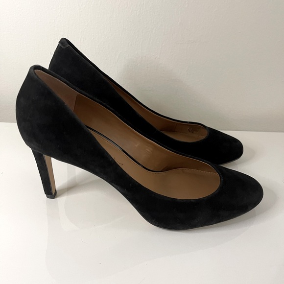 Banana Republic black suede pump. Size 11 - Picture 4 of 7